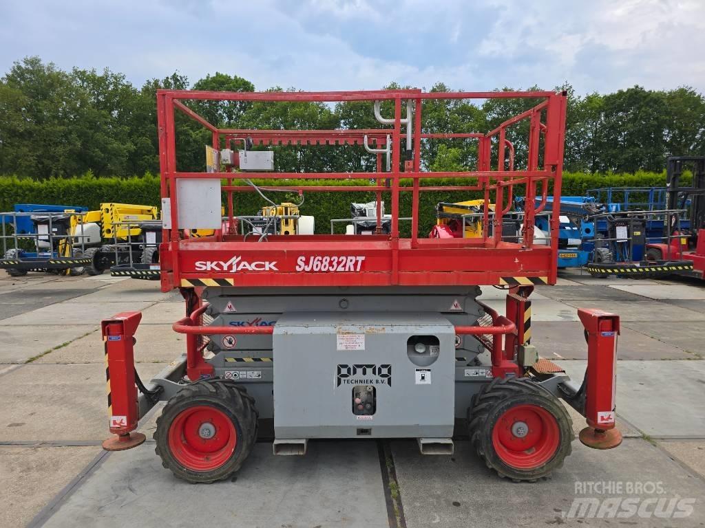 SkyJack SJ 6832 RT رافعات مقصية الشكل