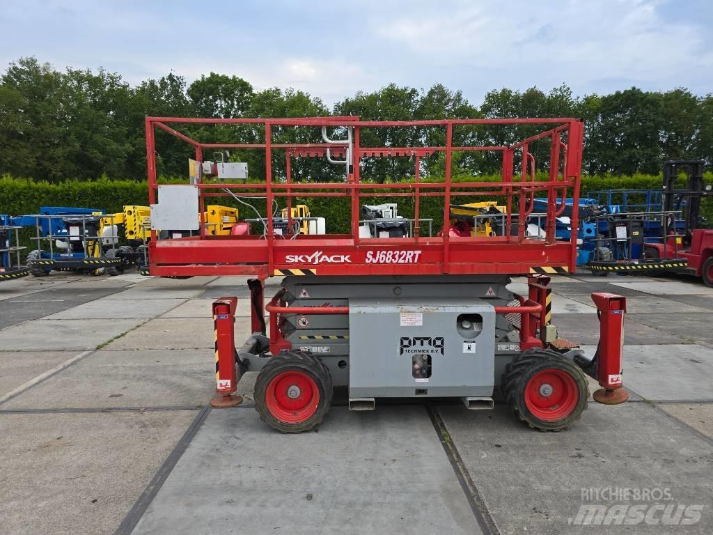 SkyJack SJ 6832 RT رافعات مقصية الشكل