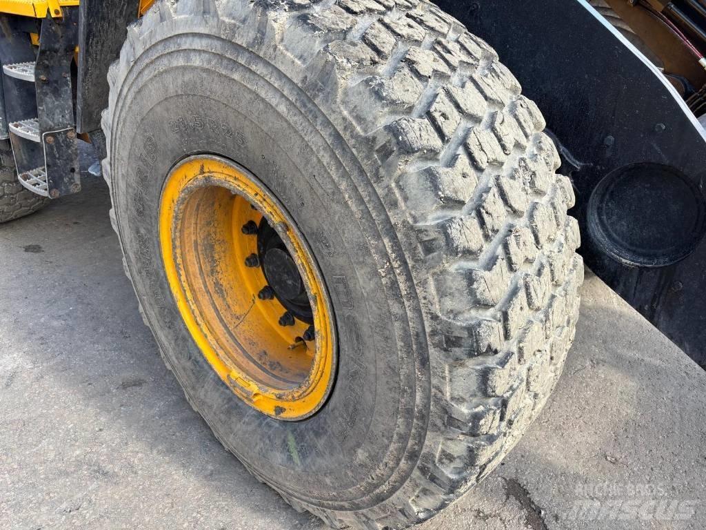 JCB 437 HT لوادر بعجل
