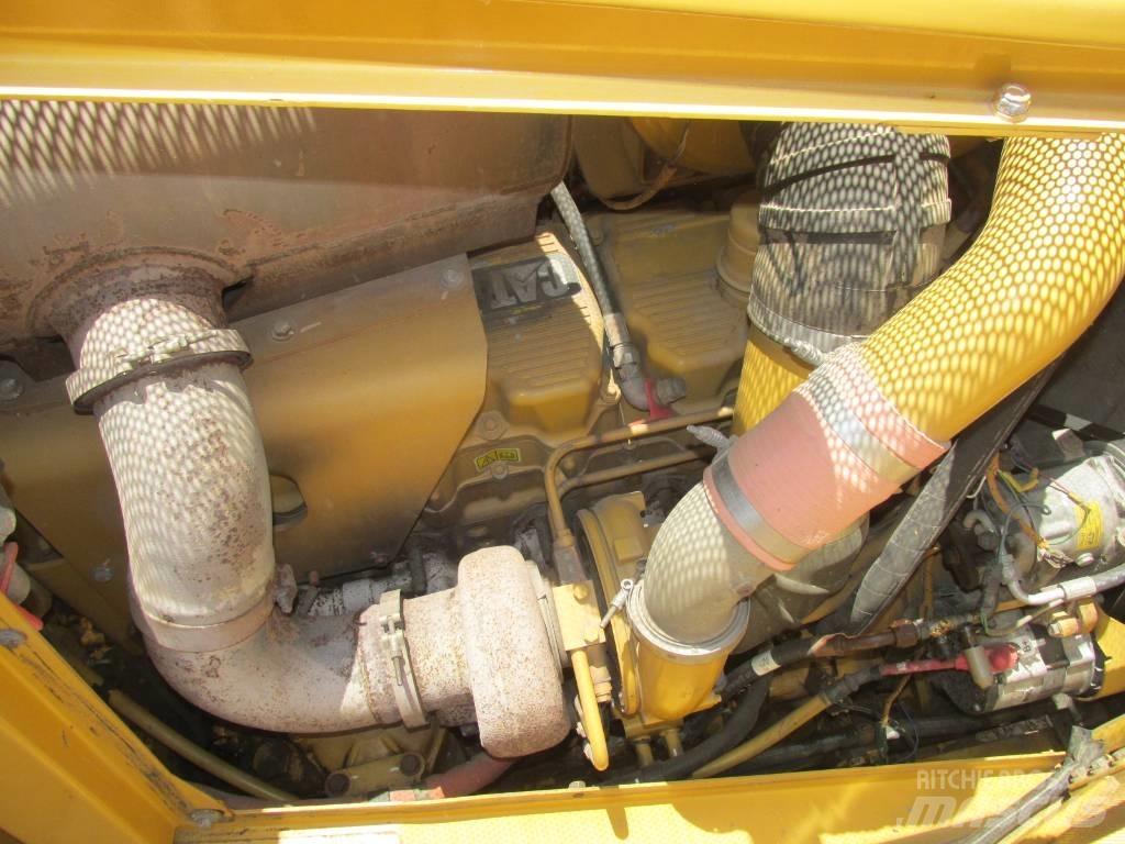 CAT D 8 T بلدوزرات مجنزرة