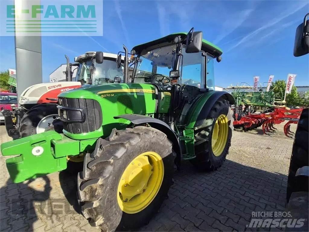 John Deere 5070 m الجرارات
