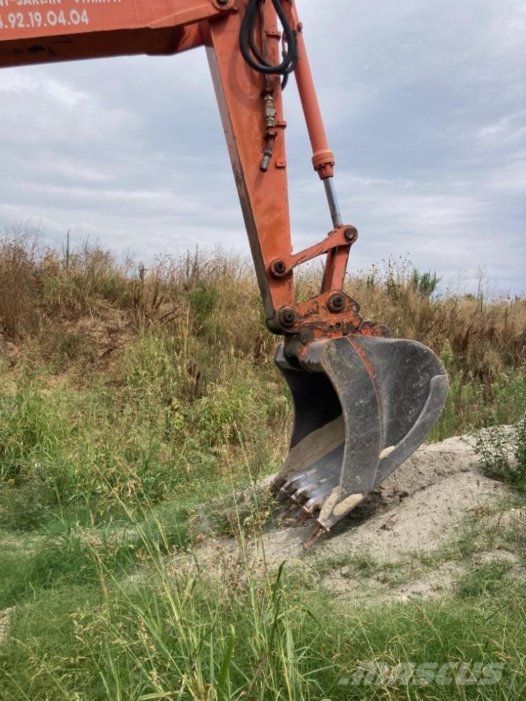 Hitachi EX 135 W حفارات بعجل