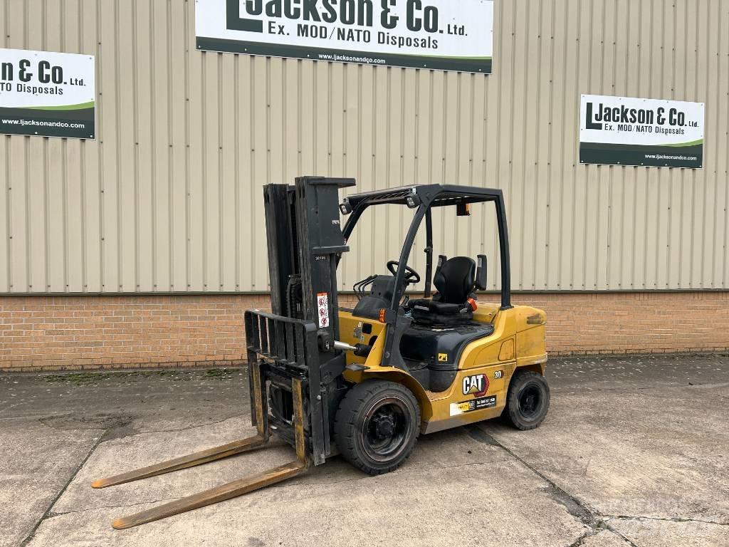CAT DP 30 N شاحنات الديزل