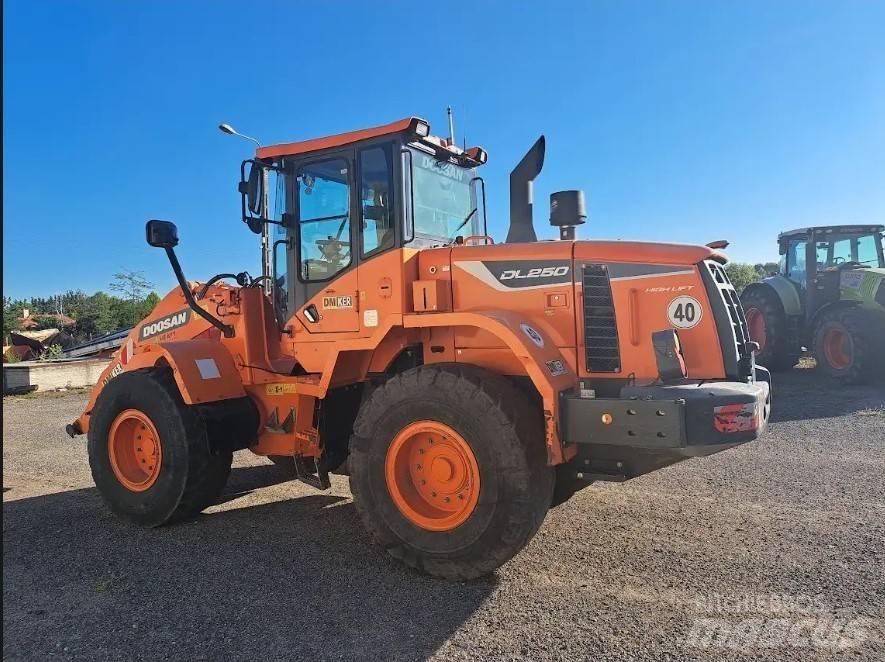 Doosan DL 250-5 لوادر وحفارات أمامية