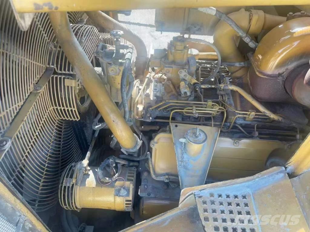 CAT D 9 R بلدوزرات مجنزرة