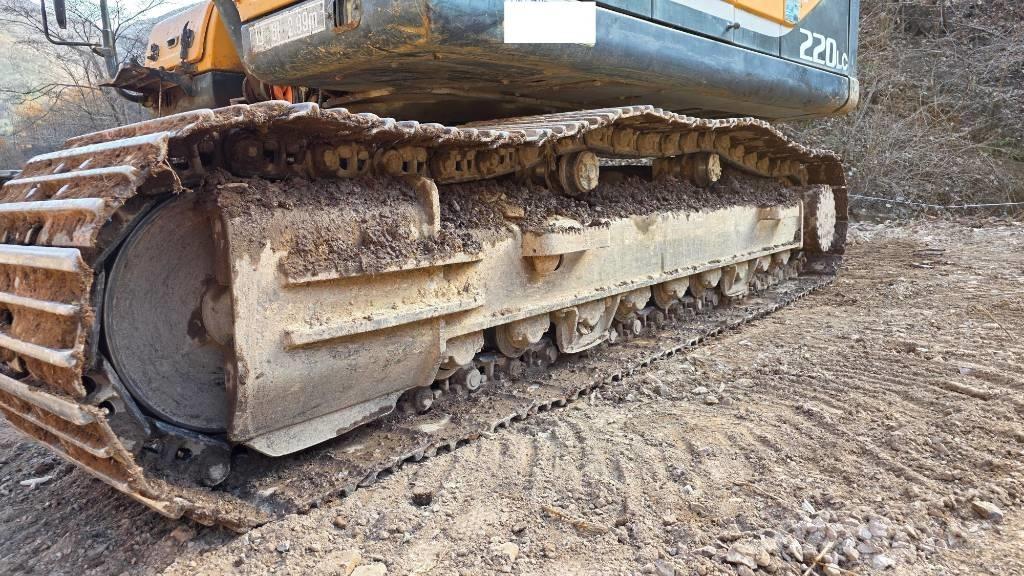 Hyundai Robex 220 LC حفارات زحافة