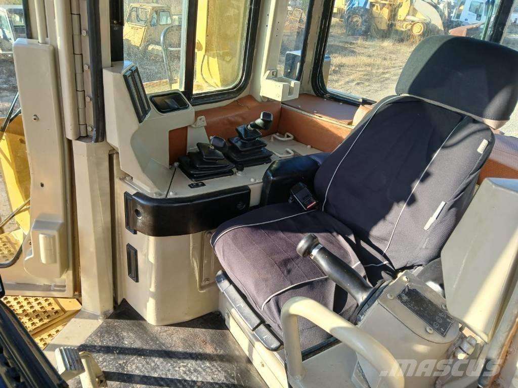CAT D 9 R II بلدوزرات مجنزرة