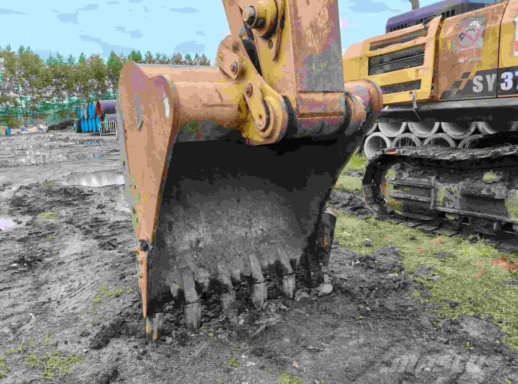 CAT 326 حفارات زحافة
