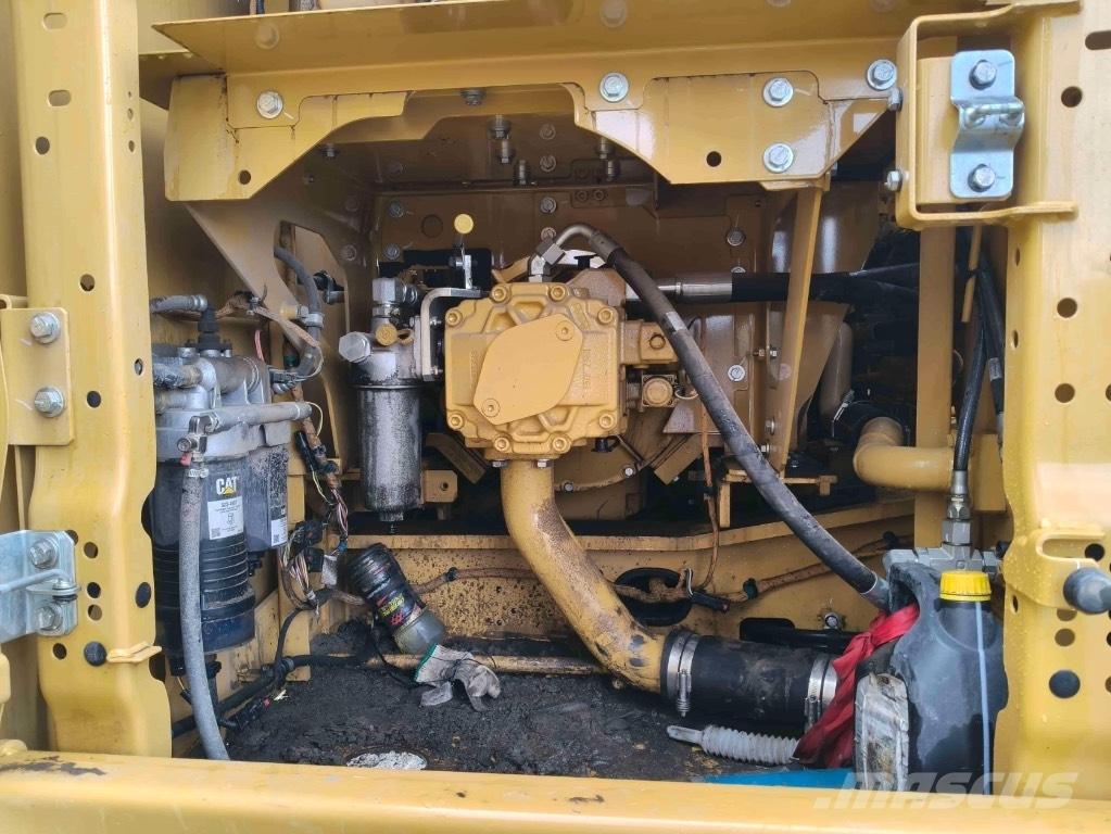 CAT 326 حفارات زحافة