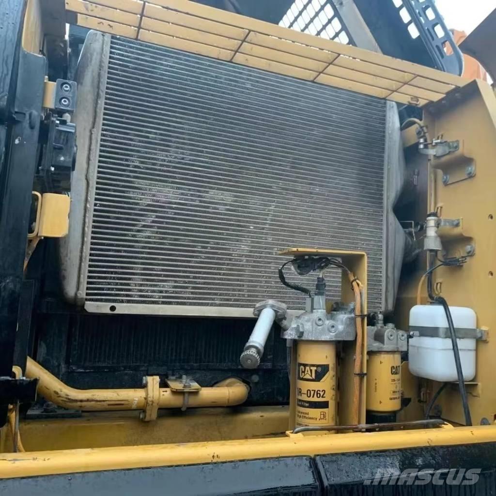 CAT 329 حفارات زحافة