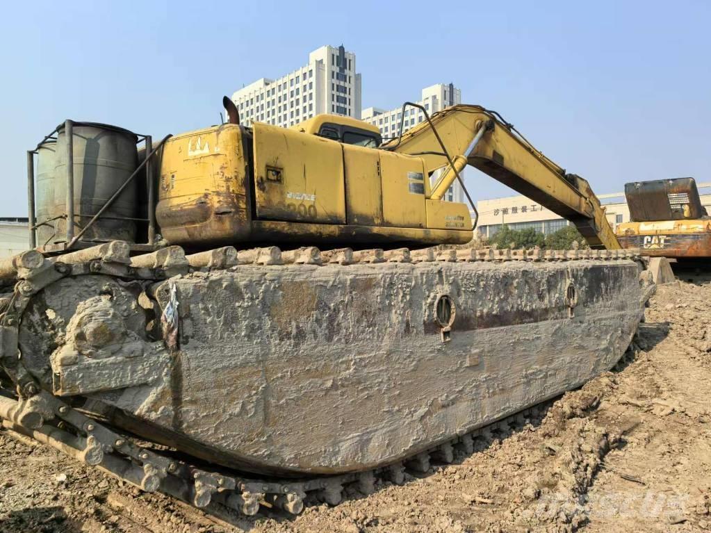 Komatsu PC 200-6 الحفارات البرمائية