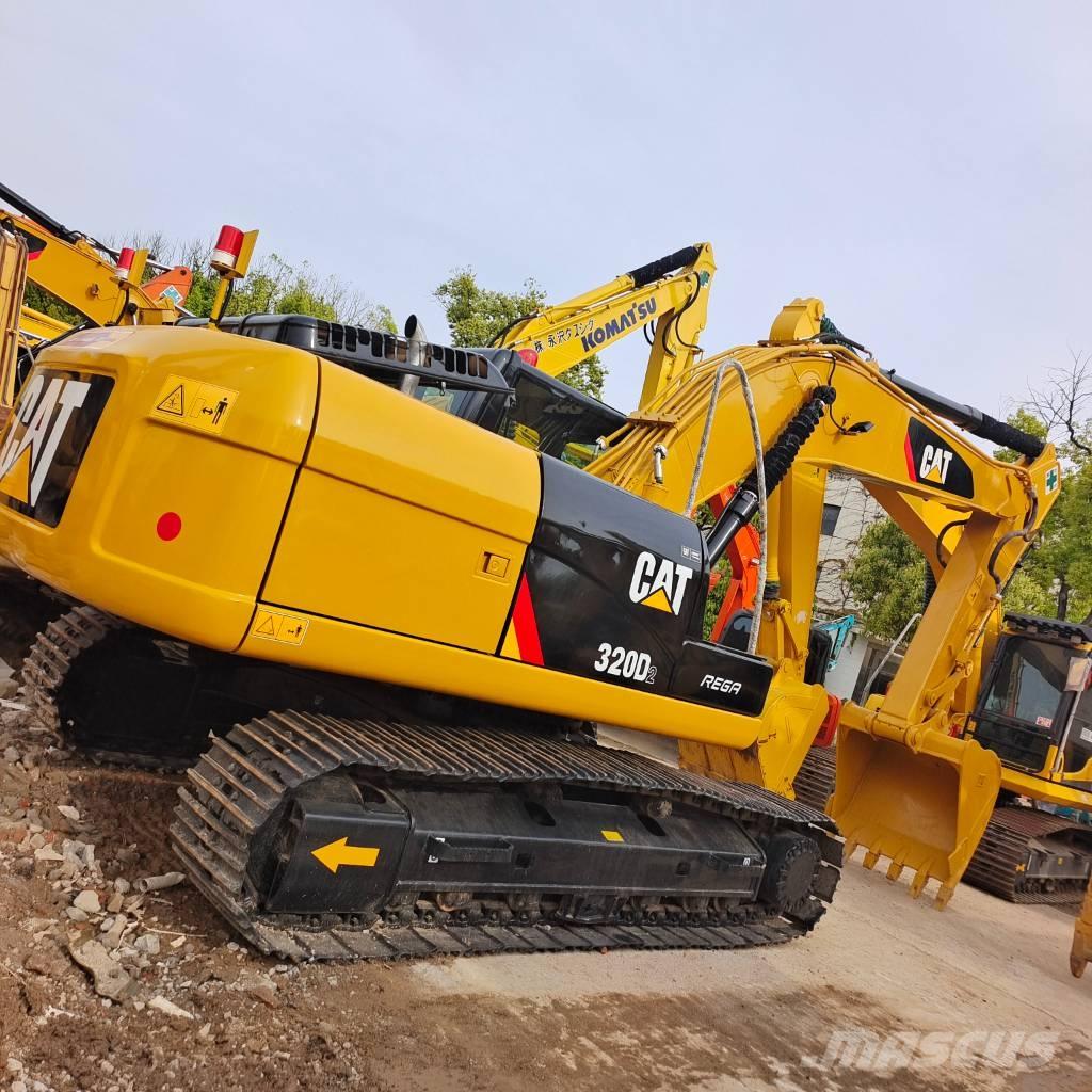 CAT 320 D2L حفارات زحافة