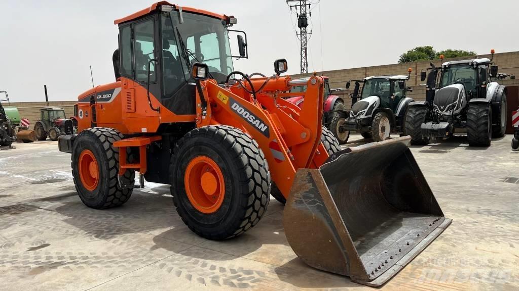 Doosan DL 200-5 لوادر صغيرة