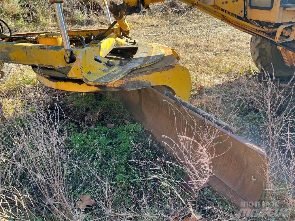 John Deere 672 A معدات تمهيد الطرق