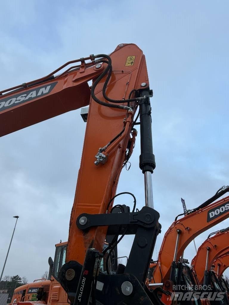 Doosan DX 300 LC-7 حفارات زحافة