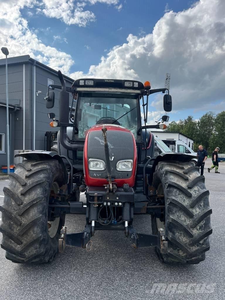 Valtra N 141 الجرارات