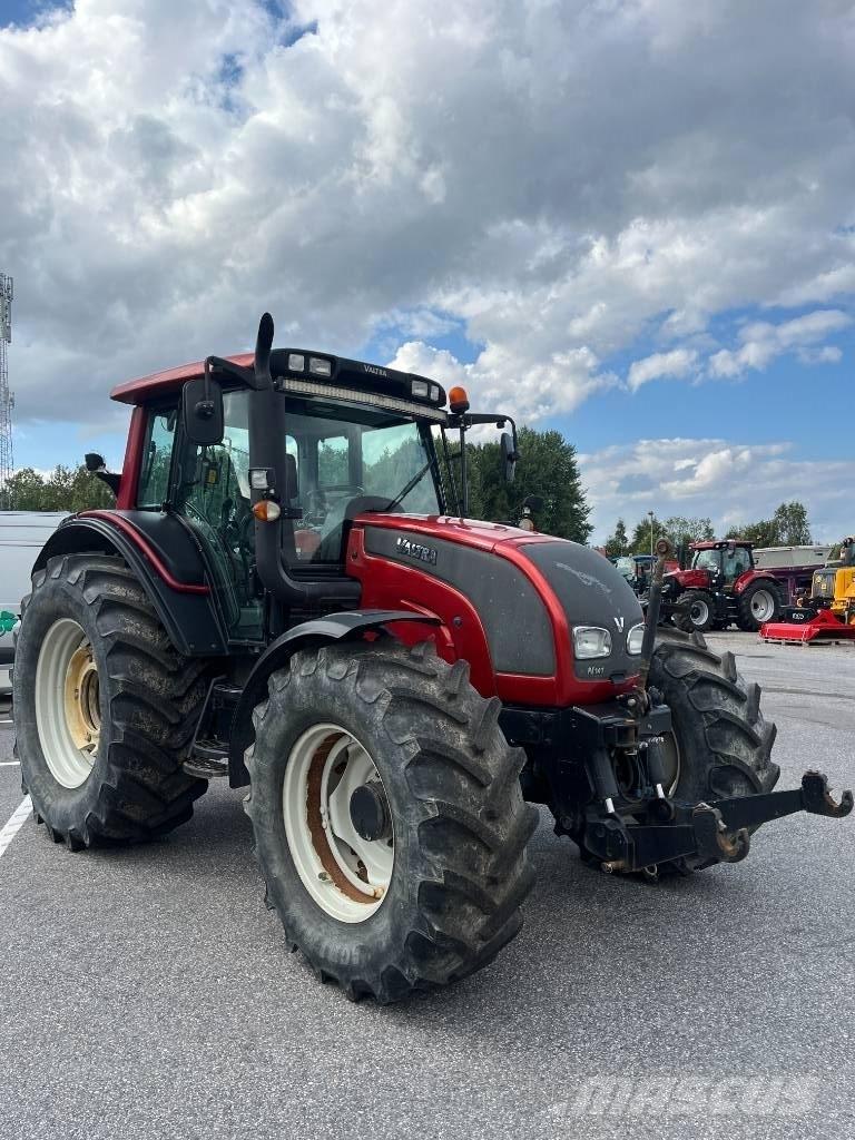 Valtra N 141 الجرارات