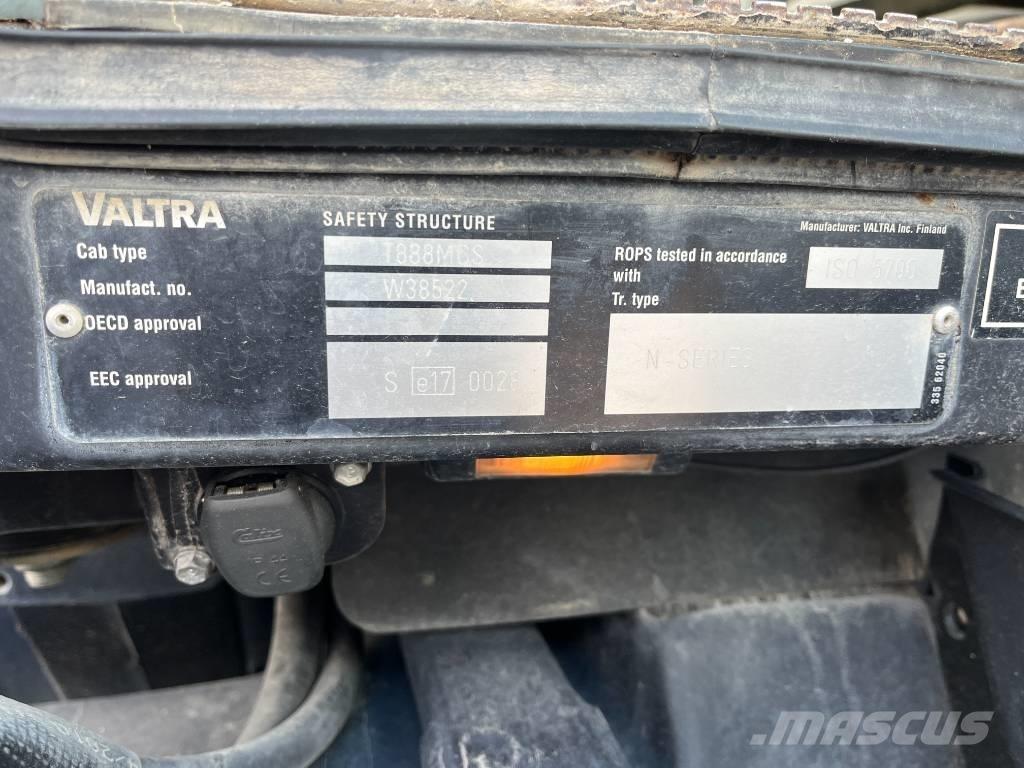 Valtra N 141 الجرارات