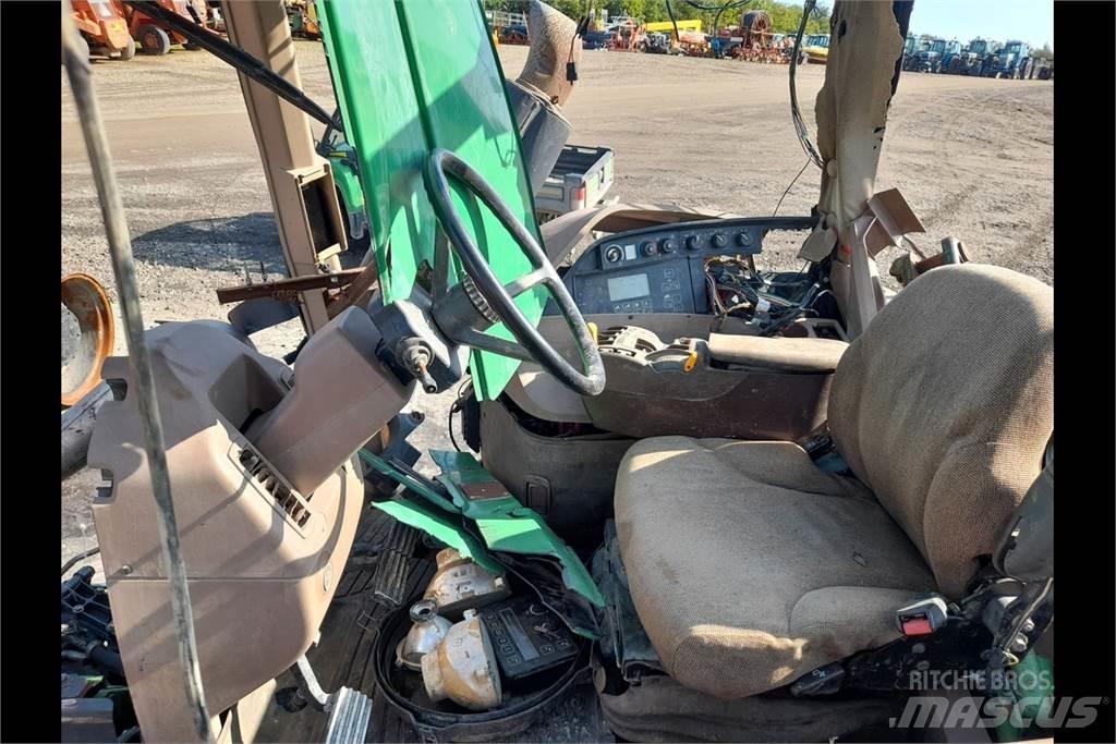 John Deere 8220 الجرارات