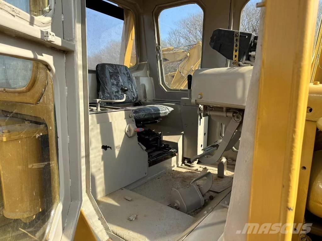 CAT D 8 K بلدوزرات مجنزرة