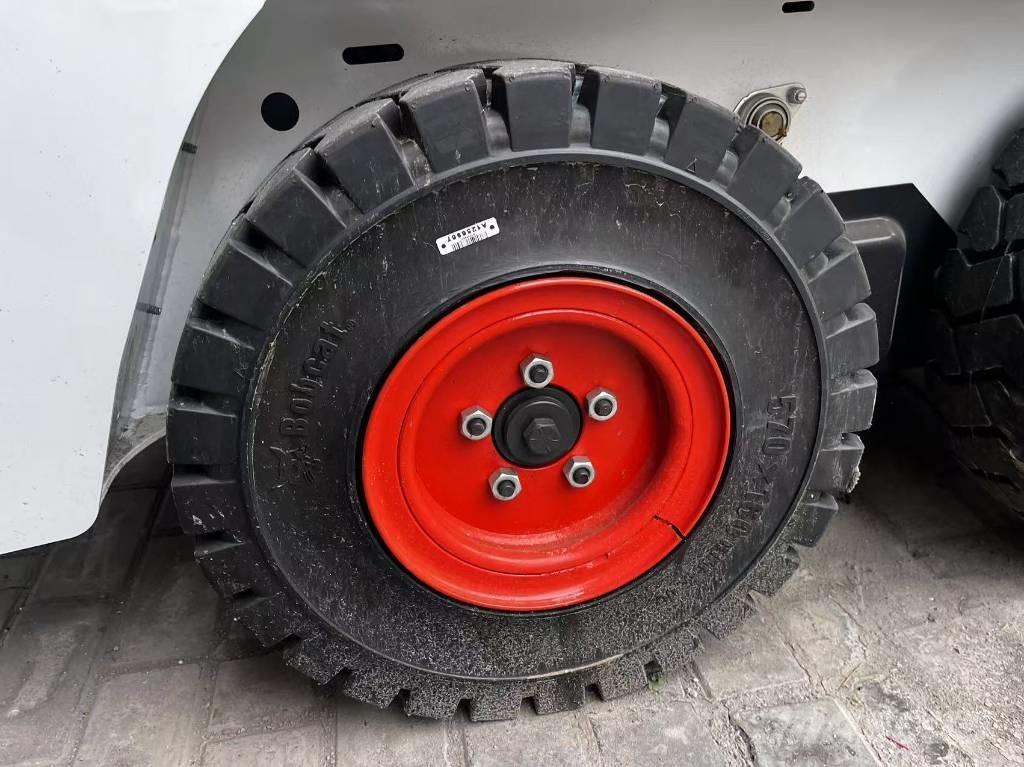 Bobcat S 70 لوادر انزلاقية التوجيه