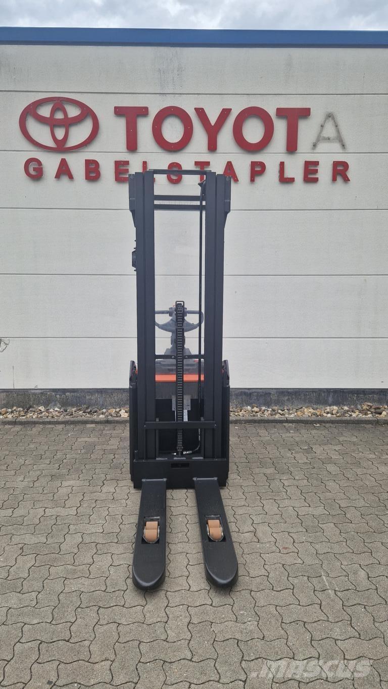 Toyota SPE160 شاحنات مناولة ذاتية الدفع