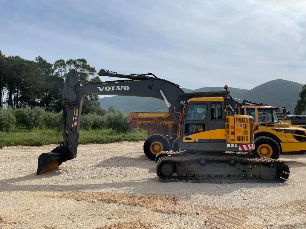 Volvo ECR 235 DL حفارات زحافة