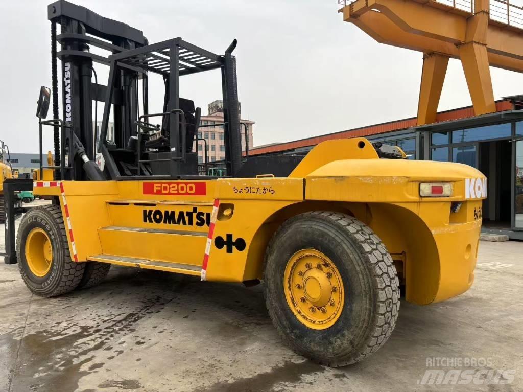 Komatsu FD200 مناولات متداخلة