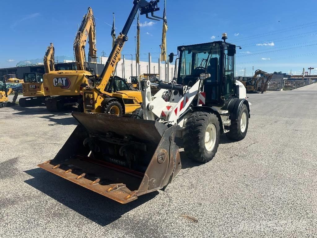 CAT 908 M لوادر بعجل