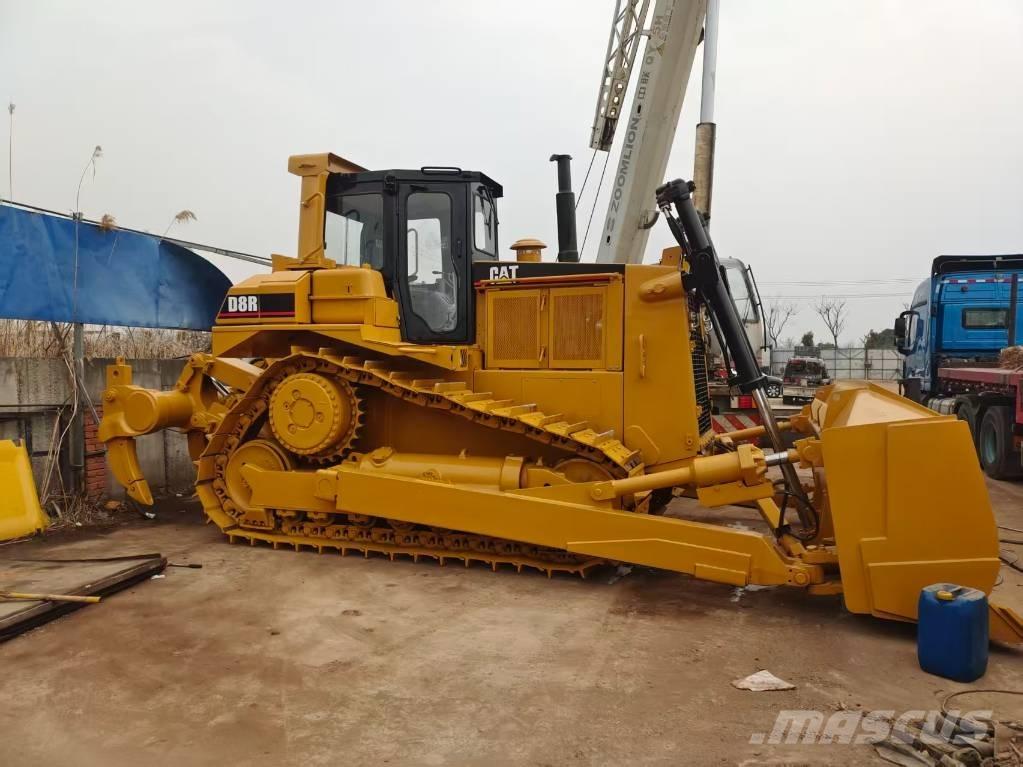 CAT D8 بلدوزرات مجنزرة