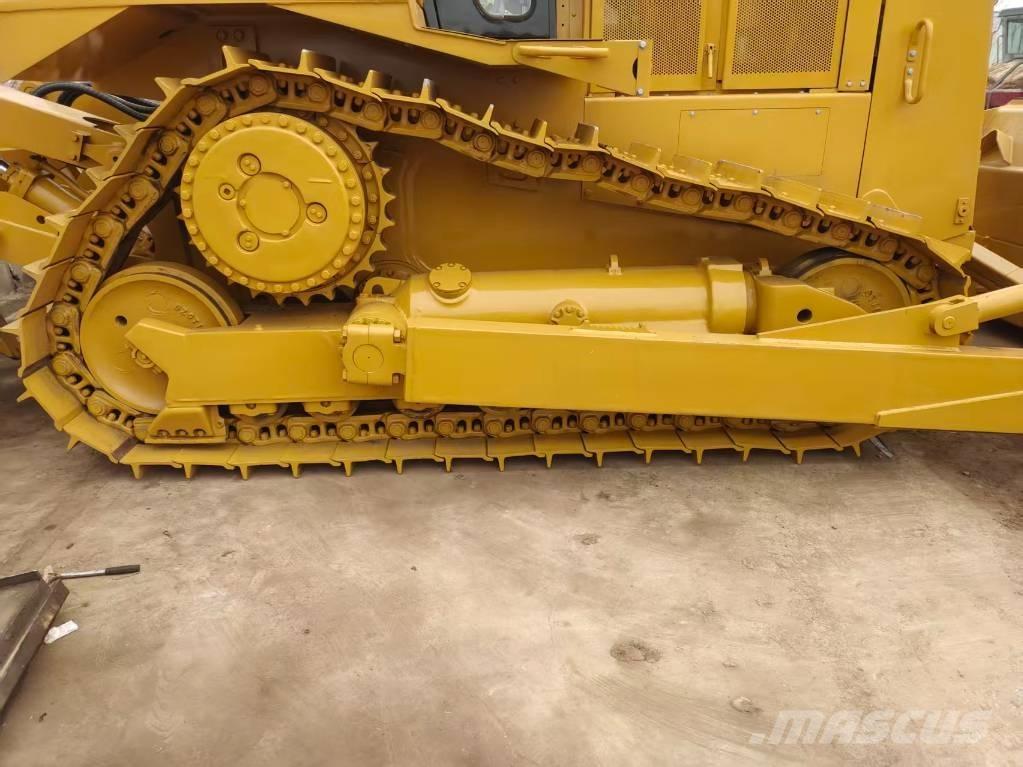 CAT D8 بلدوزرات مجنزرة