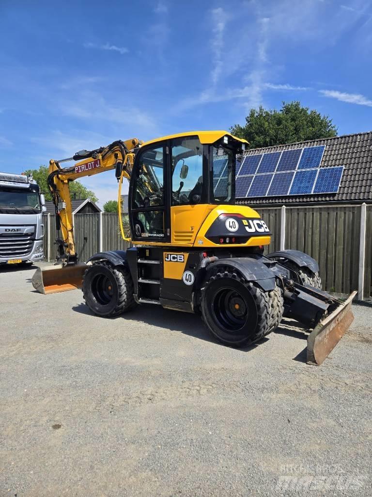JCB 110 W حفارات بعجل