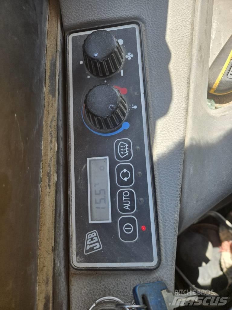 JCB 110 W حفارات بعجل