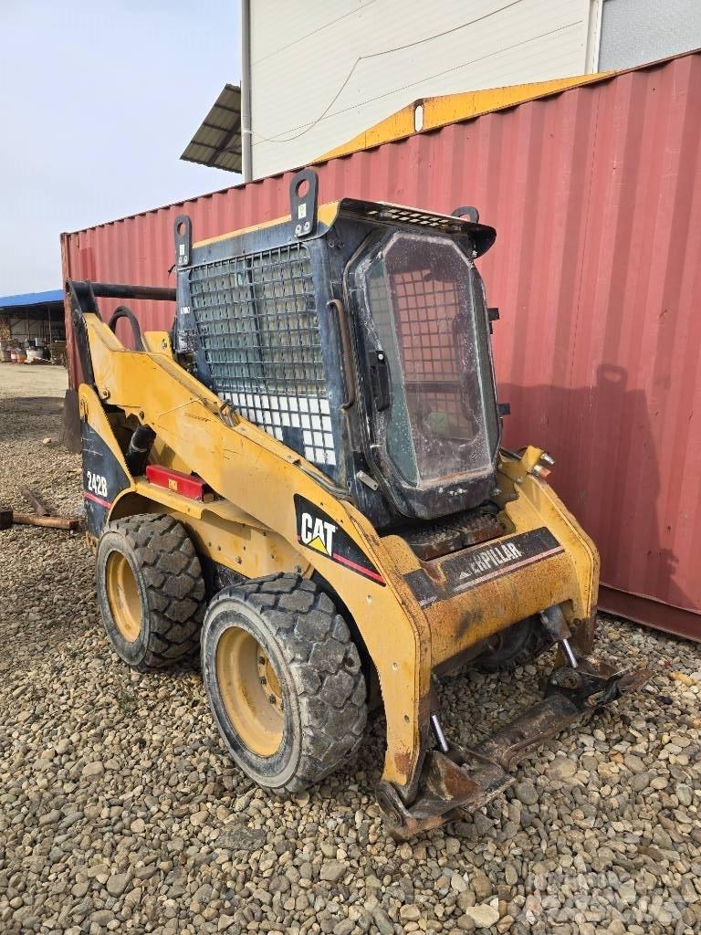 CAT 242 B لوادر انزلاقية التوجيه