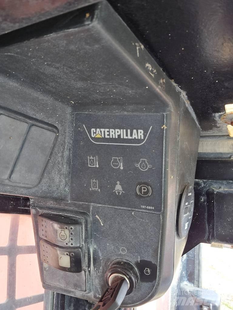 CAT 242 B لوادر انزلاقية التوجيه