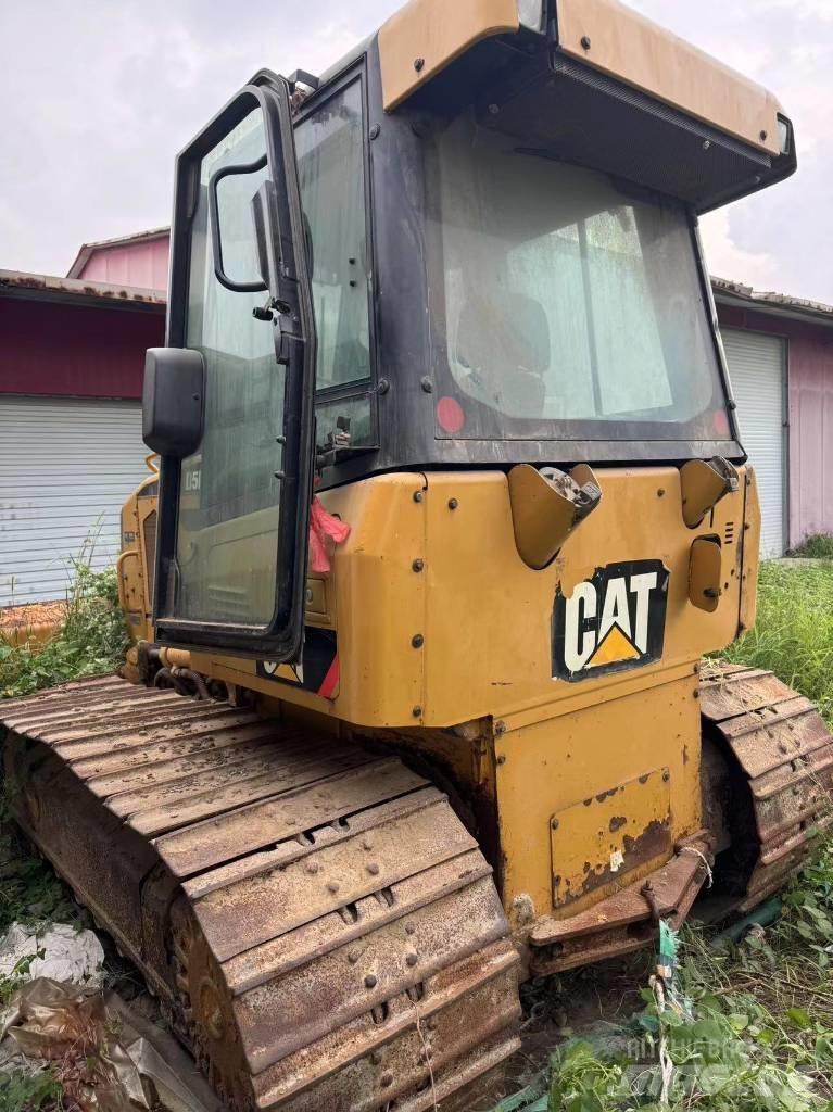 CAT D 5 K LGP بلدوزرات مجنزرة