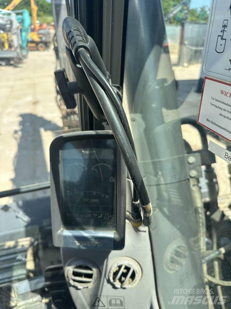 Volvo ECR 235 D حفارات زحافة