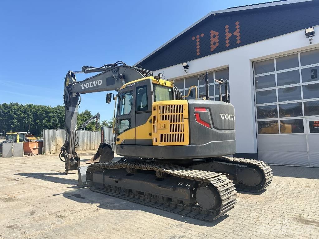 Volvo ECR 235 D حفارات زحافة