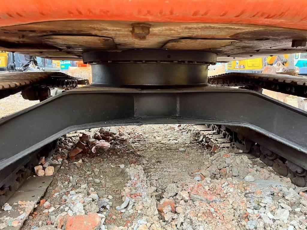 Hitachi ZX 135 US حفارات زحافة
