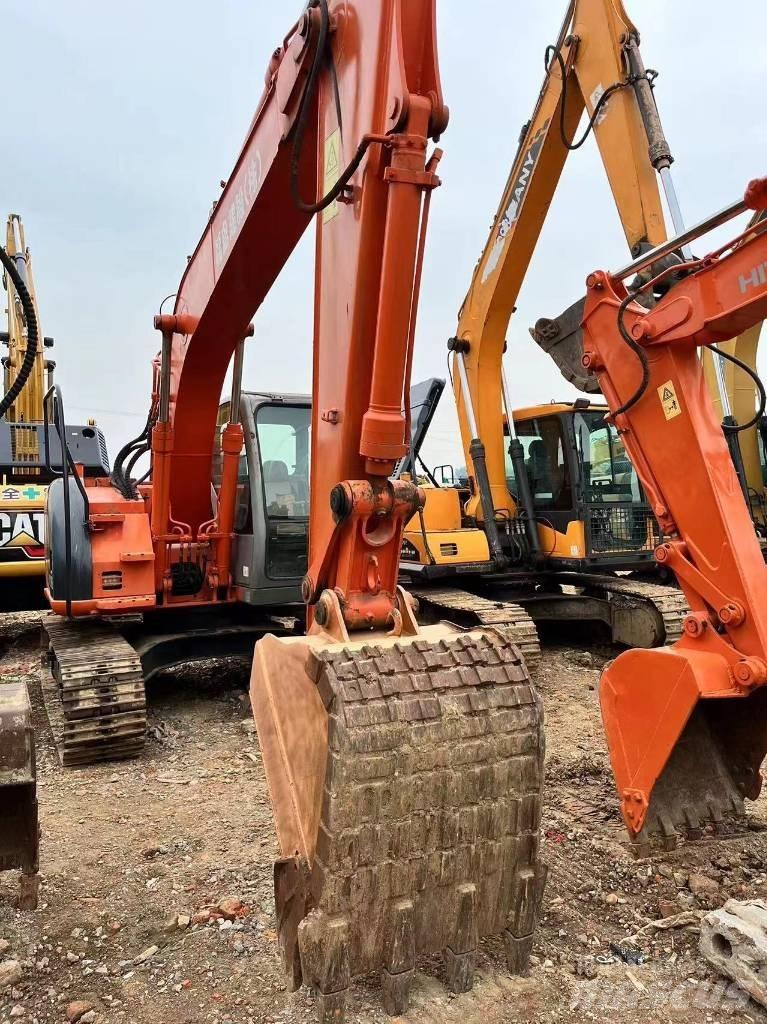 Hitachi ZX 135 US حفارات زحافة