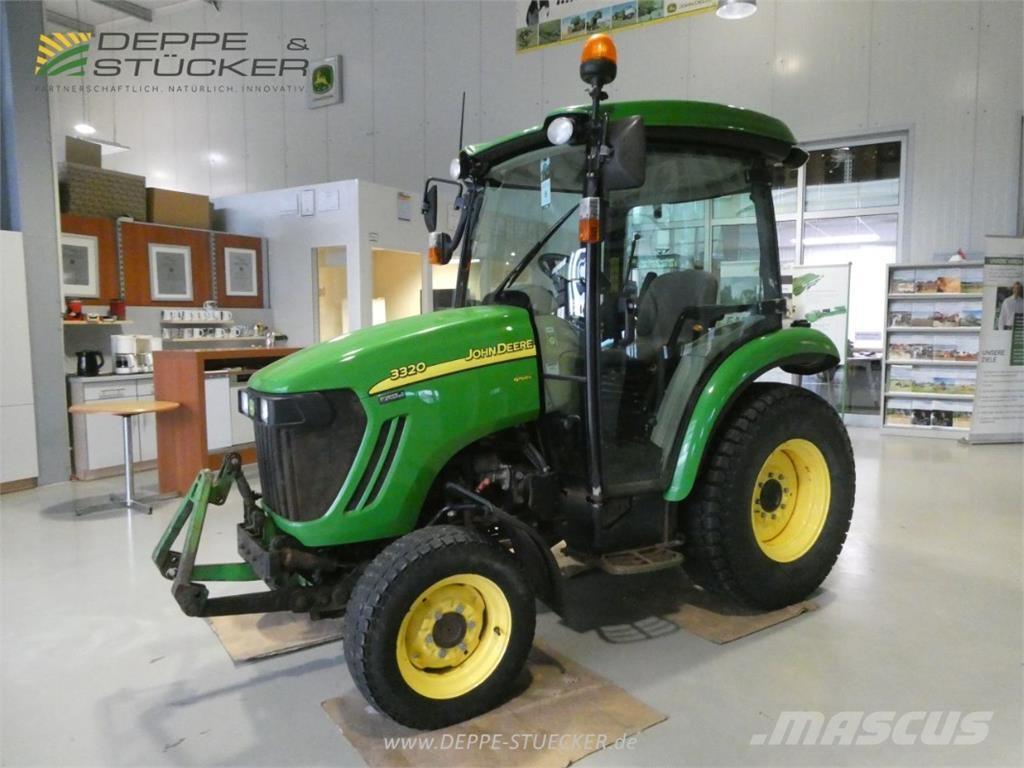 John Deere 3320 جرارات مدمجة