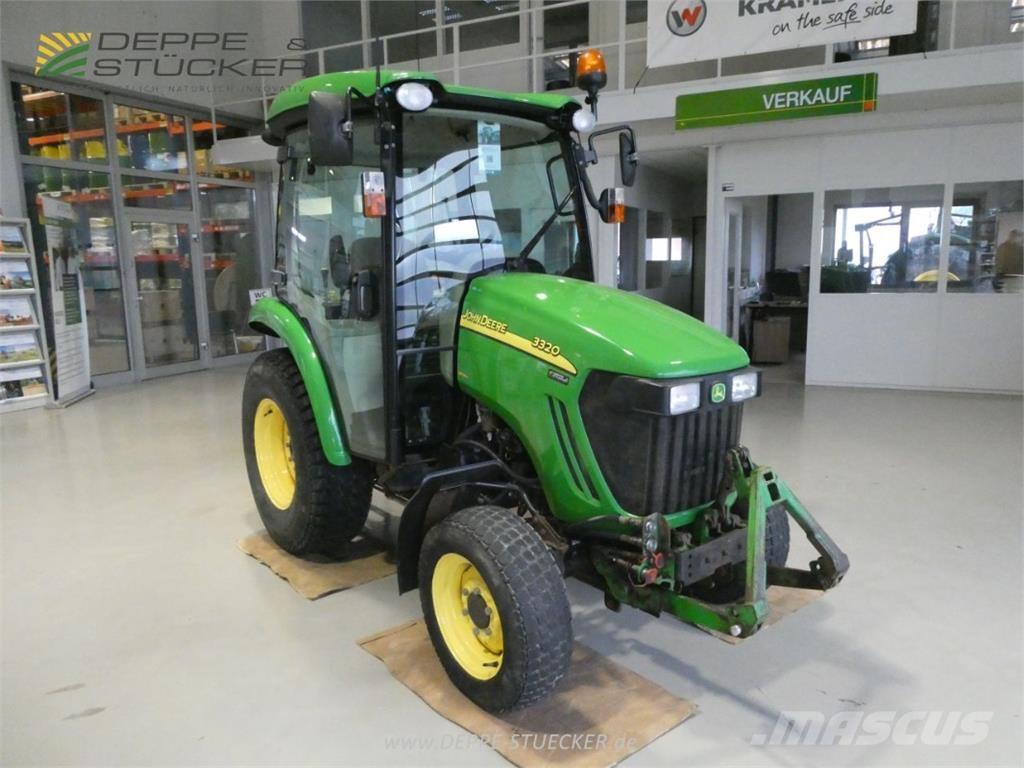 John Deere 3320 جرارات مدمجة