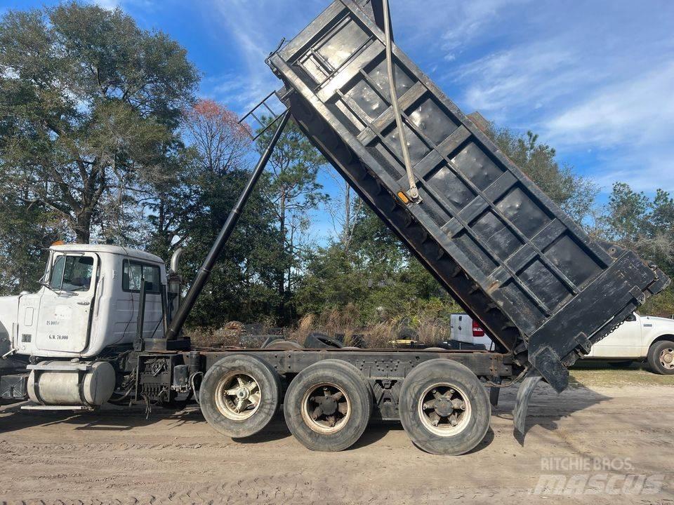 Mack dump شاحنات قلابة