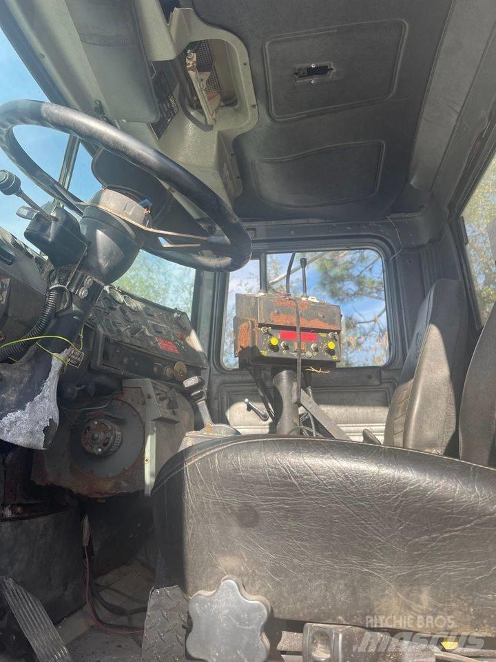 Mack dump شاحنات قلابة