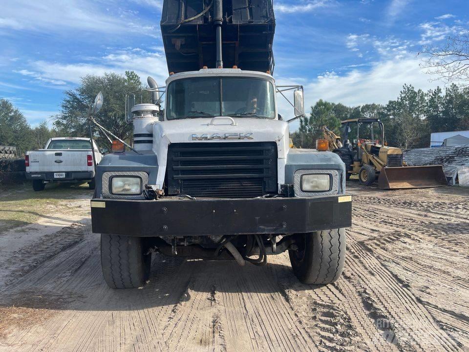 Mack dump شاحنات قلابة