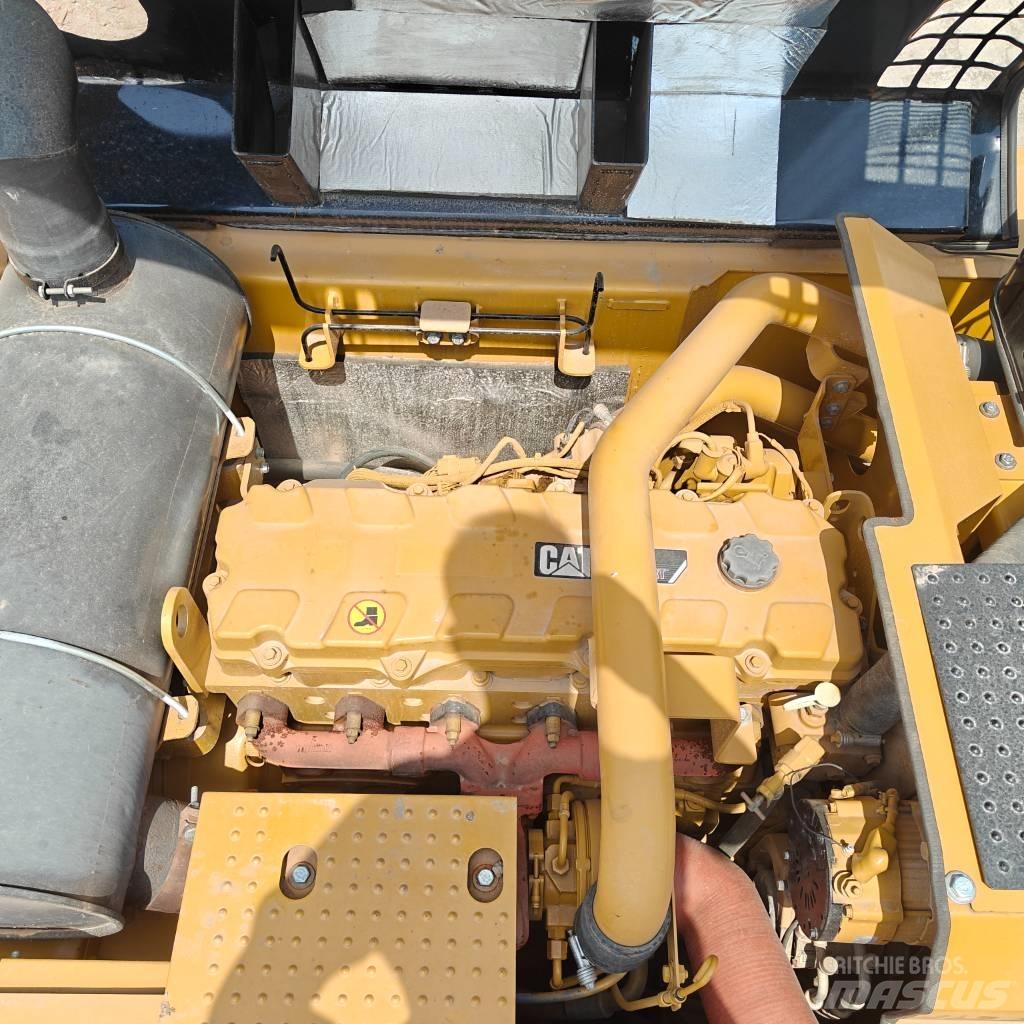 CAT 340 D L حفارات زحافة