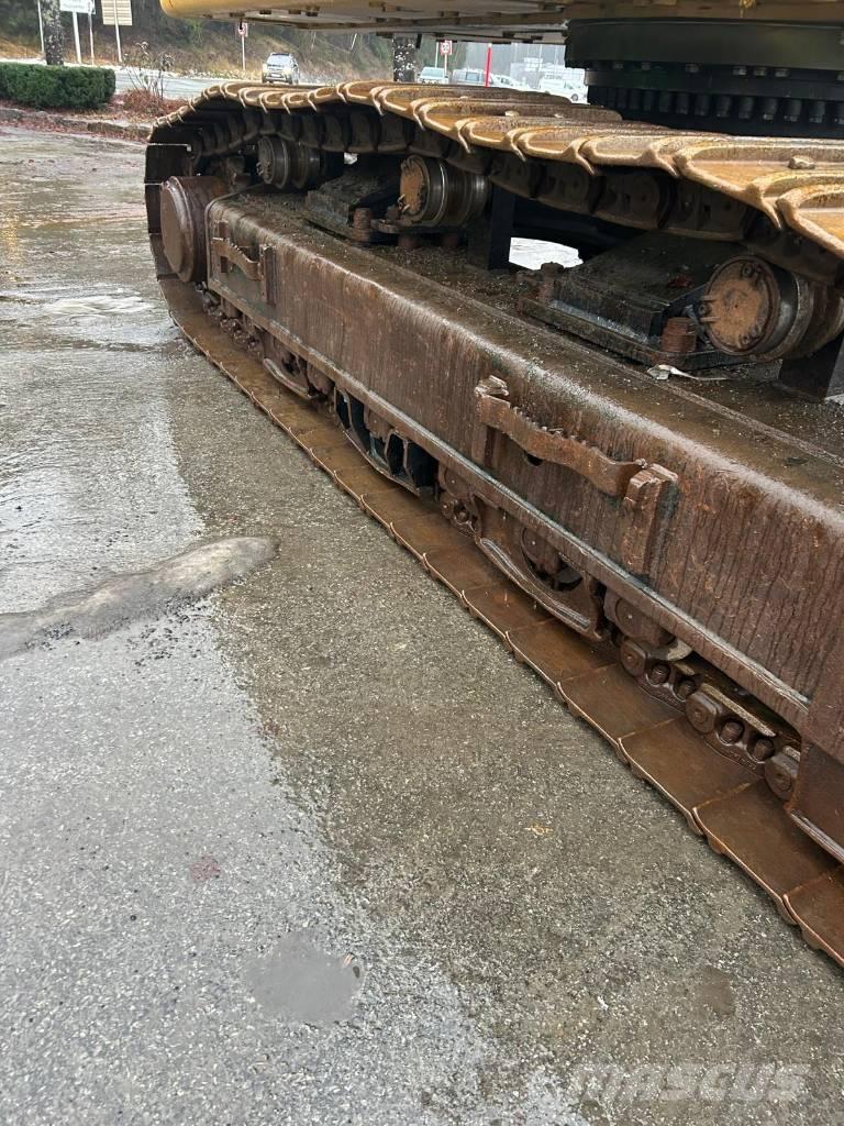 CAT 352 حفارات زحافة