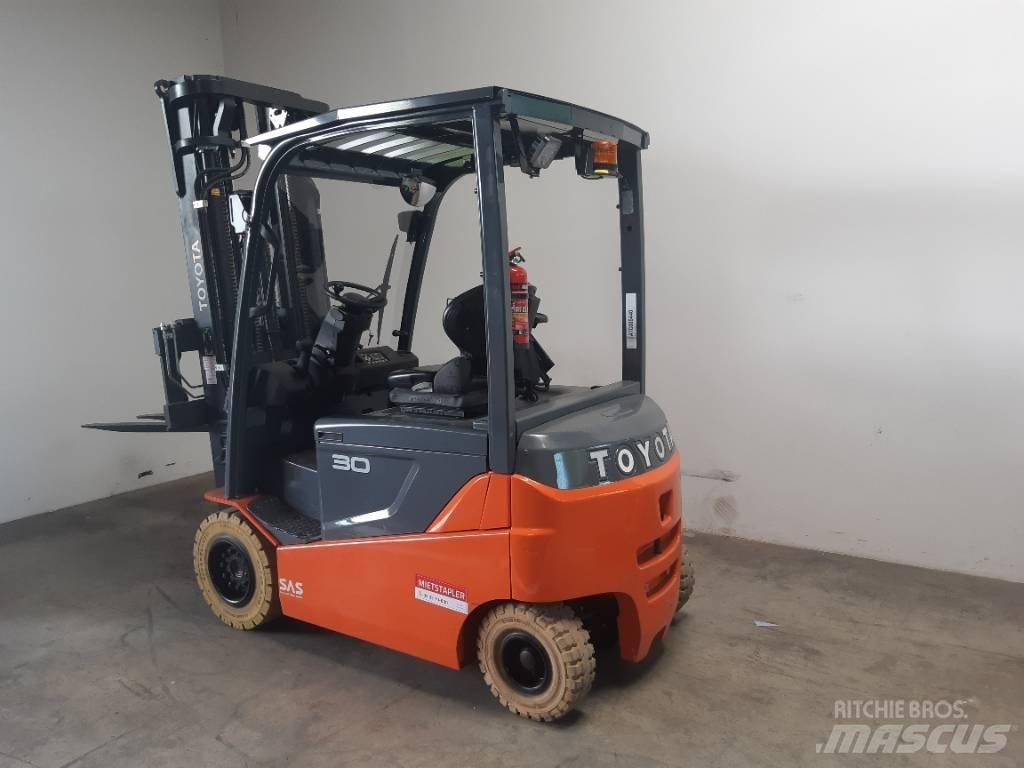 Toyota 8 FB MKT 30 شاحنات ذات رافعات شوكية تعمل بالكهرباء