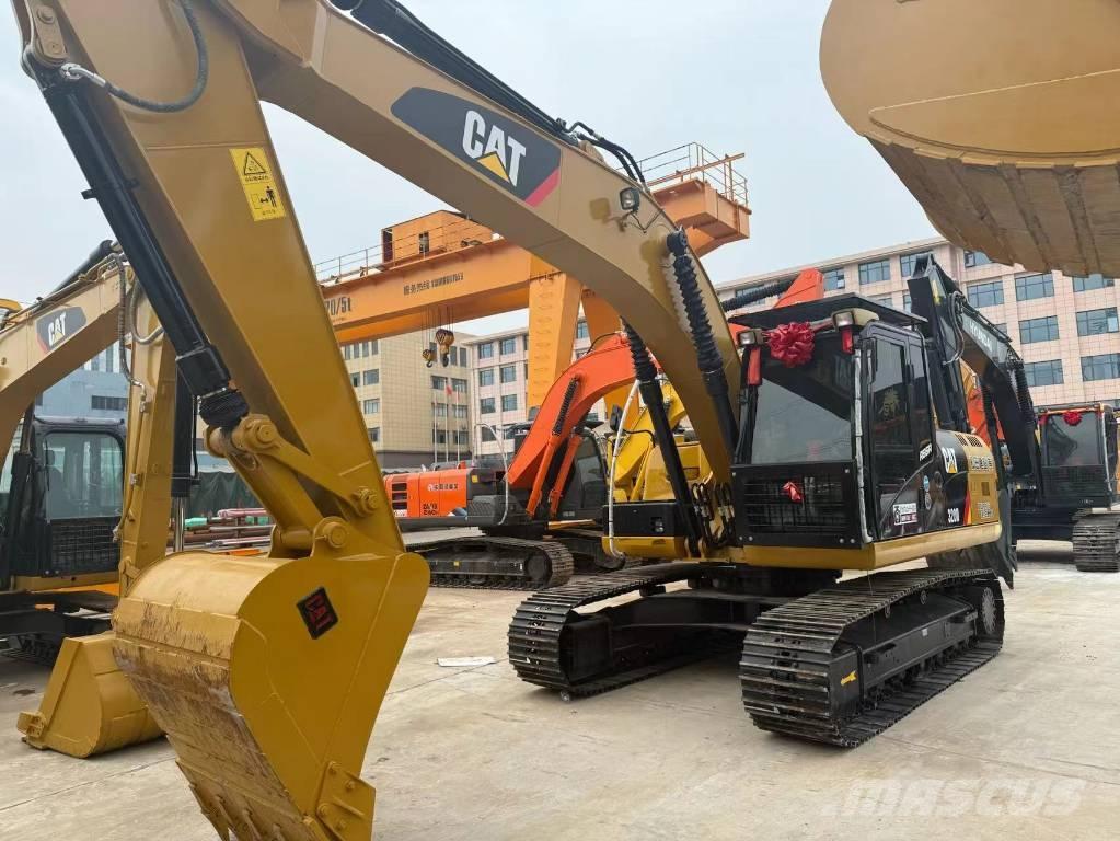 CAT 320 D حفارات زحافة