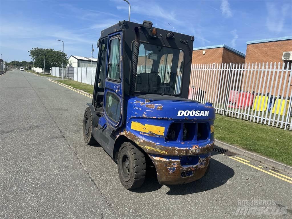 Doosan D45SC-5 شاحنات الديزل